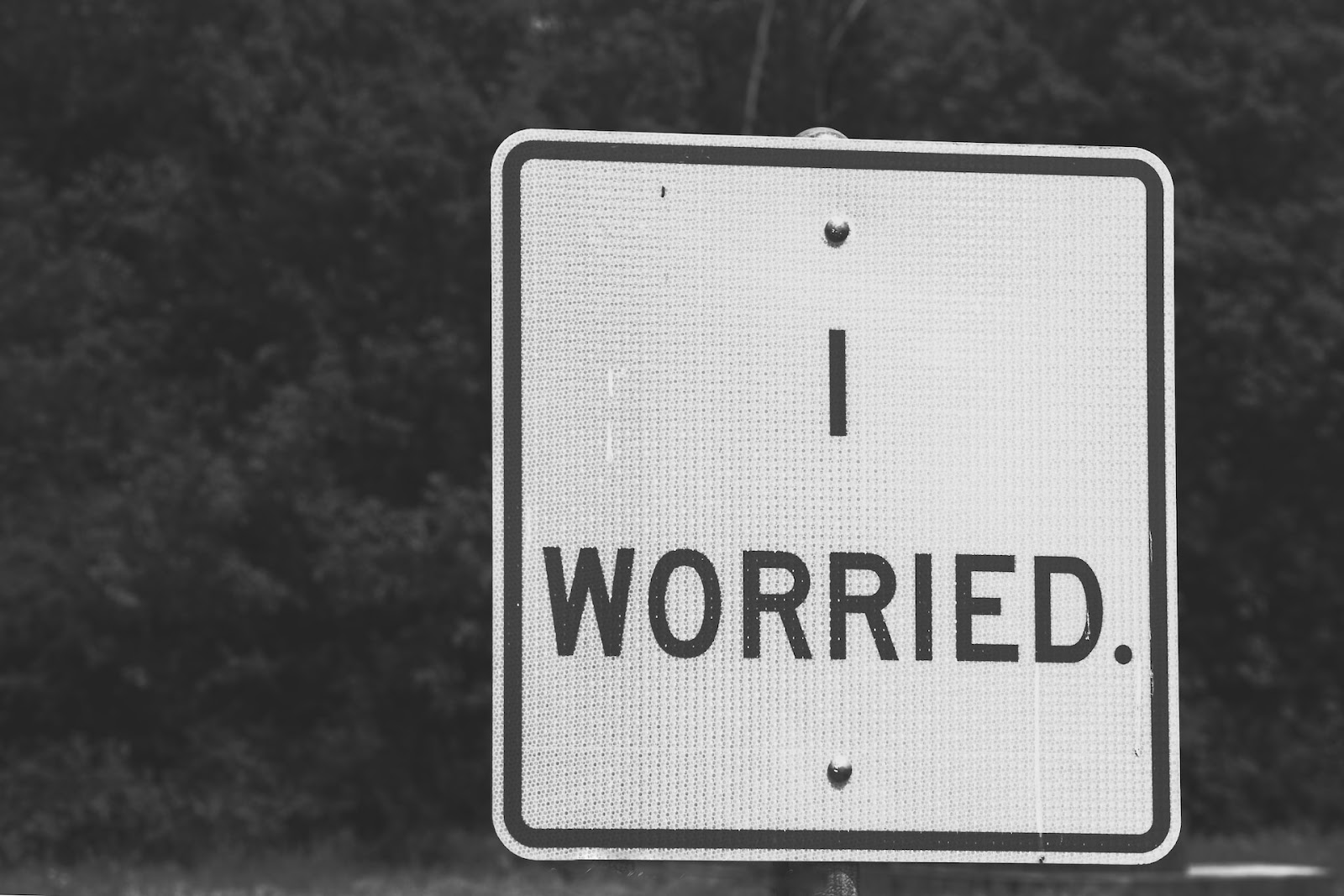 a street sign that reads "I worried"